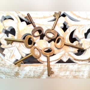 Louis Vuitton Vintage Skeleton Keys 6ct - Authentic